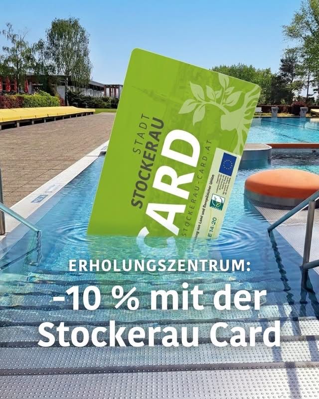 Eine grüne Karte schwimmt in einem Pool mit dem Text Erholungszentrum und -10% mit der Stockerau Card. Bäume und ein Gebäude sind im Hintergrund.