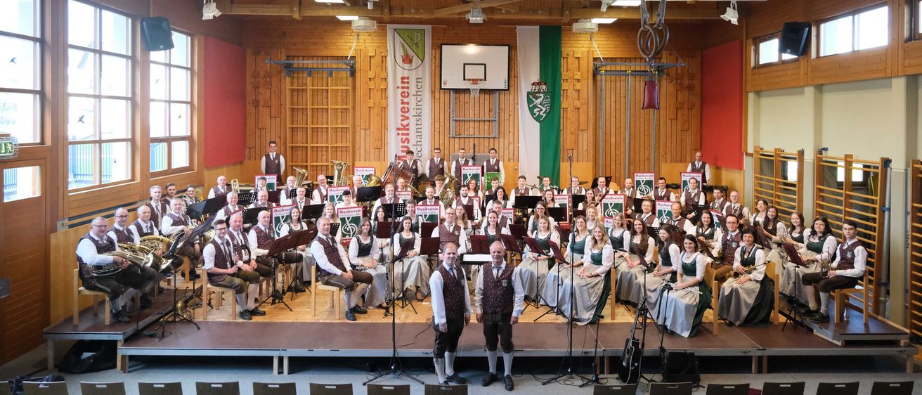 Bild enthält, People, Person, Indoors, Classroom, School, Shoe, Speaker, Crowd, Hall, Handbag