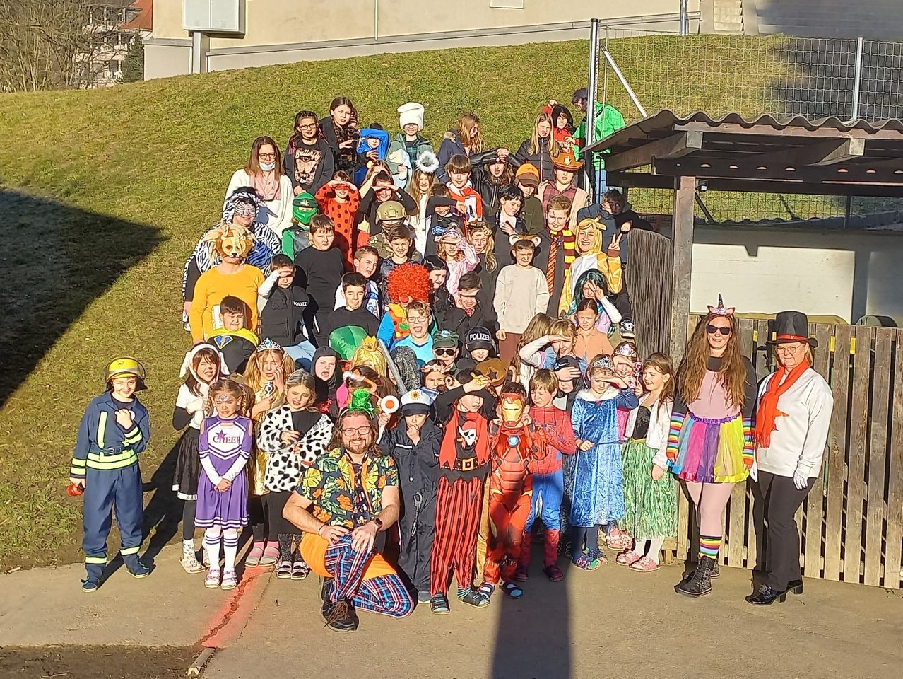 Bild enthält, Costume, Person, Photography, Portrait, Grass, Park, People, Shelter, Skirt, Dress