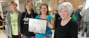 Bild enthält, Pants, Adult, Female, Person, Woman, Jeans, Jacket, Shoe, T-Shirt, Long Sleeve