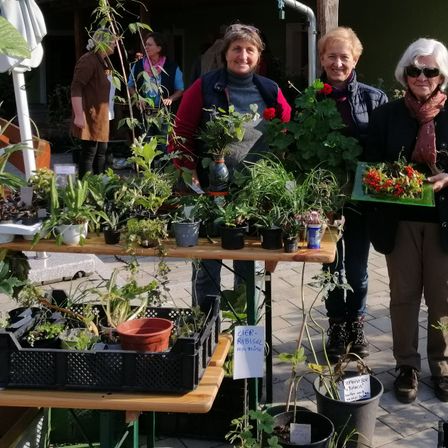 Bild enthält, Garden, Nature, Outdoors, Potted Plant, Gardening, Planter, Person, Coat, Jeans, Flower Arrangement