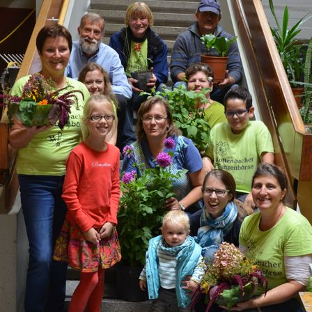 Bild enthält, Flower, Flower Arrangement, Flower Bouquet, Potted Plant, People, Person, Adult, Female, Woman, Jeans