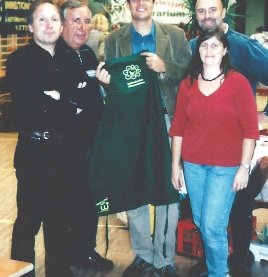 Bild enthält, Pants, Coat, People, Person, Portrait, Jeans, T-Shirt, Shoe, Adult, Man