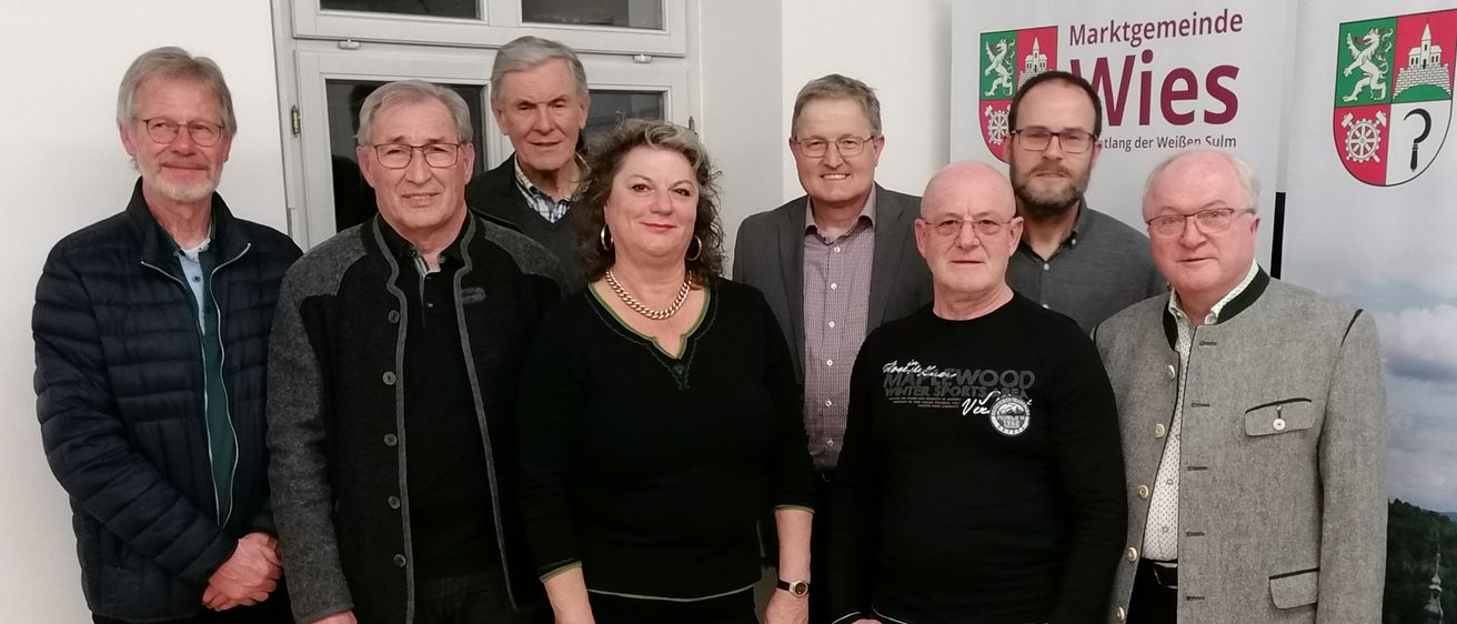 Bild enthält, Groupshot, Person, Pants, People, Adult, Female, Woman, Coat, Jacket, Man