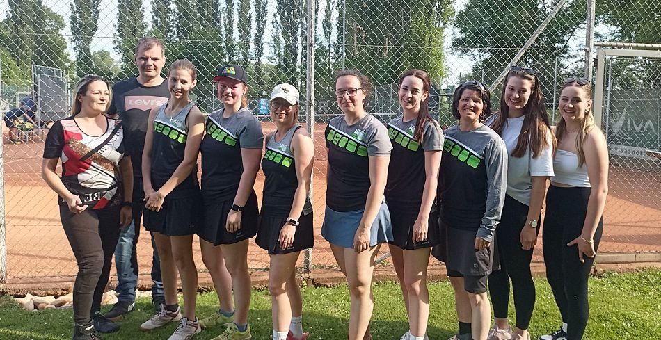 Bild enthält, People, Person, Groupshot, Team, Adult, Female, Woman, Skirt, Girl, Teen