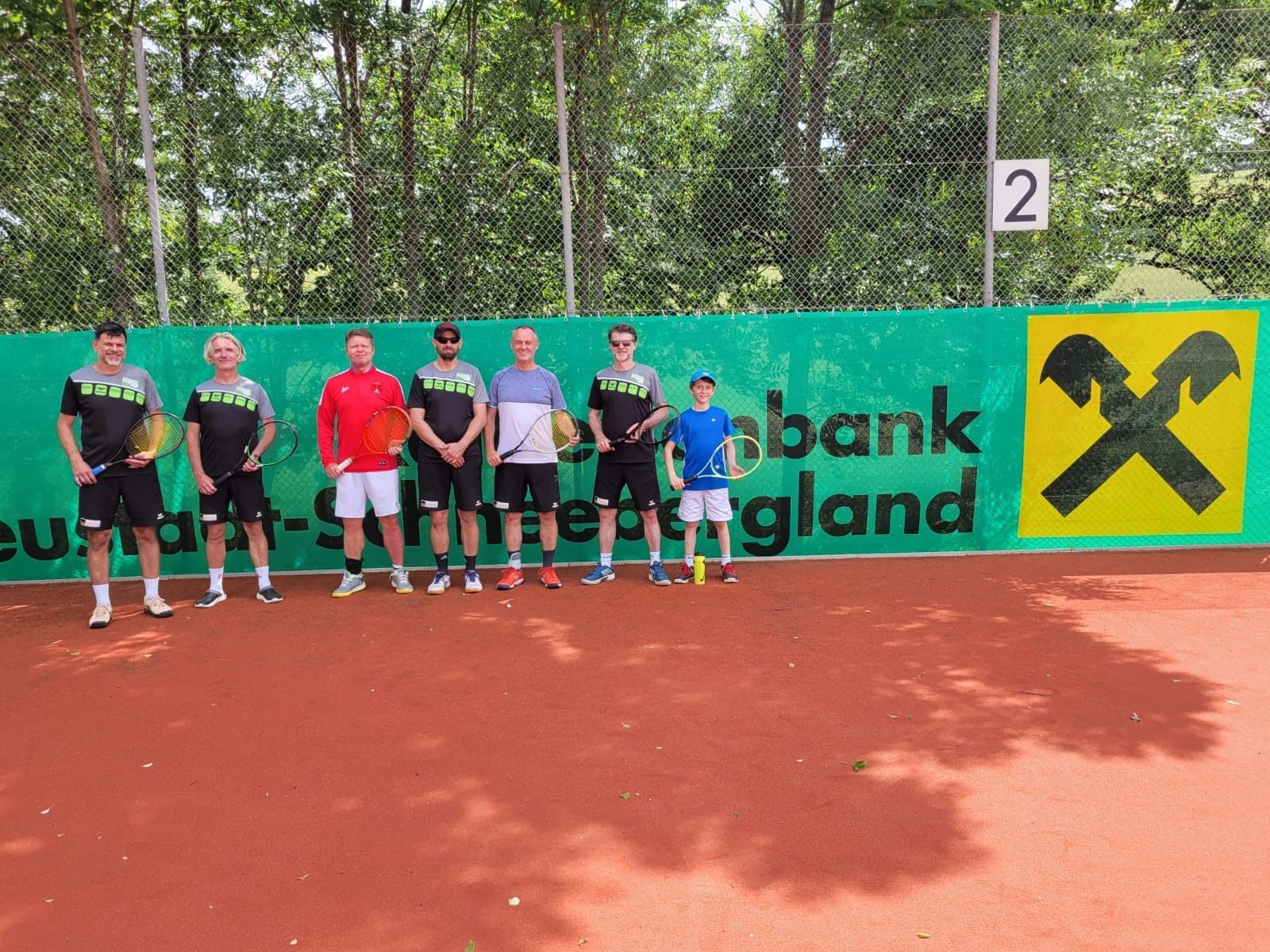 Bild enthält, People, Person, Racket, Sport, Tennis, Tennis Racket, Team, Clothing, Footwear, Shoe