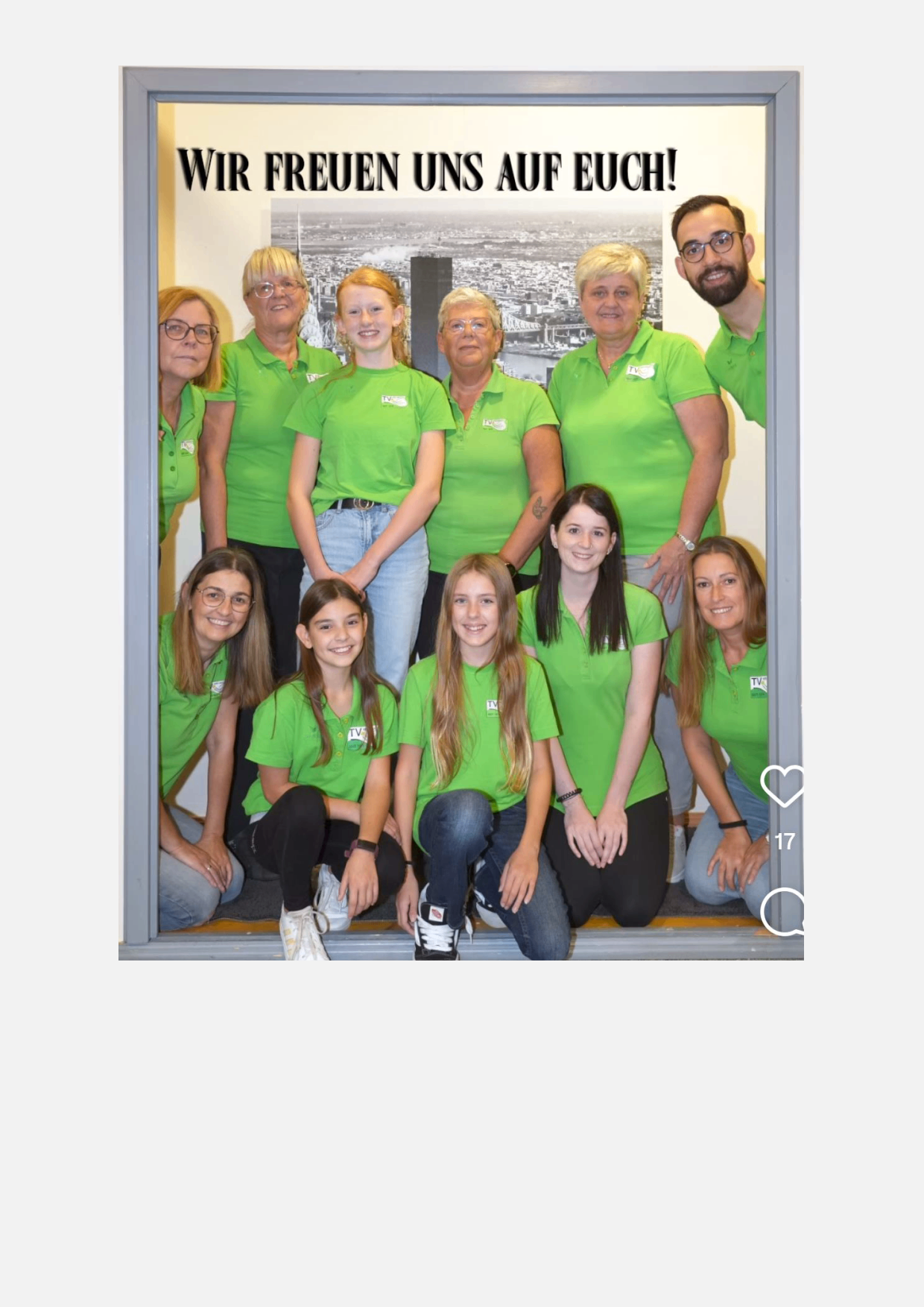 Eine Gruppe von Frauen und Mädchen in grünen Polo-Shirts posiert für ein Foto. Sie stehen und sitzen auf dem Boden.