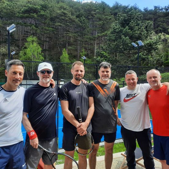 Bild enthält, Racket, Tennis Racket, People, Person, Groupshot, Adult, Male, Man, T-Shirt