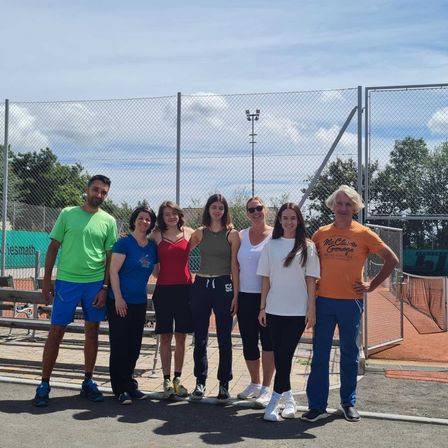Bild enthält, People, Person, Groupshot, Shorts, Tennis Racket, Shoe, Female, Girl, Teen, Man