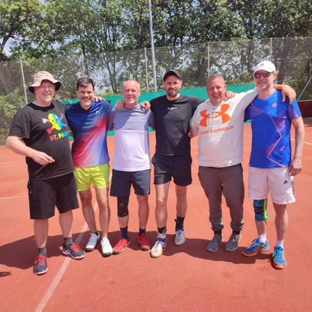 Bild enthält, T-Shirt, Shorts, People, Person, Shoe, Baseball Cap, Cap, Adult, Male, Man