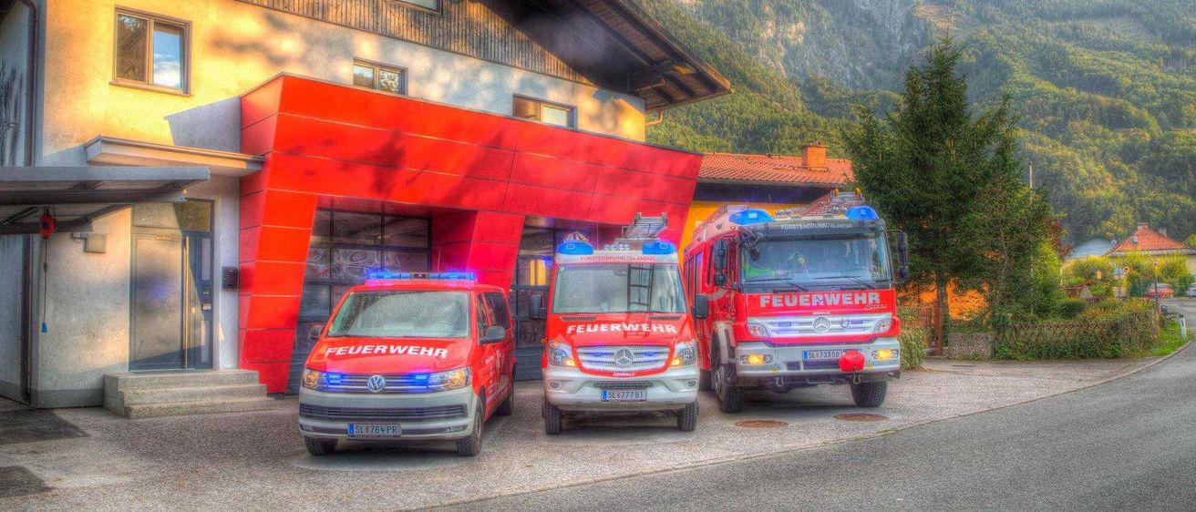 Bild enthält, Transportation, Truck, Vehicle, Car, Fire Station, Fire Truck, Person