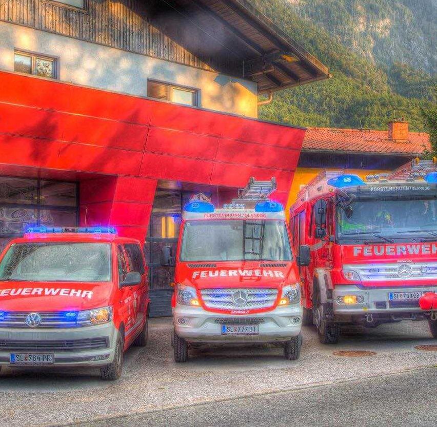 Bild enthält, Transportation, Truck, Vehicle, Car, Fire Station, Fire Truck, Person