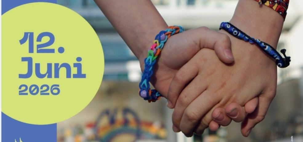 Plakat für eine Veranstaltung am 12. Juni 2026. Zwei Hände halten sich mit Armbändern. Die Veranstaltung trägt den Titel 'Bogen' und beginnt um 17:00. Ort ist Wenzelskirche.
