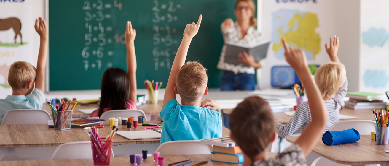 Bild enthält, Person, Student, Boy, Child, Male, Female, Girl, Face, Head, Blackboard