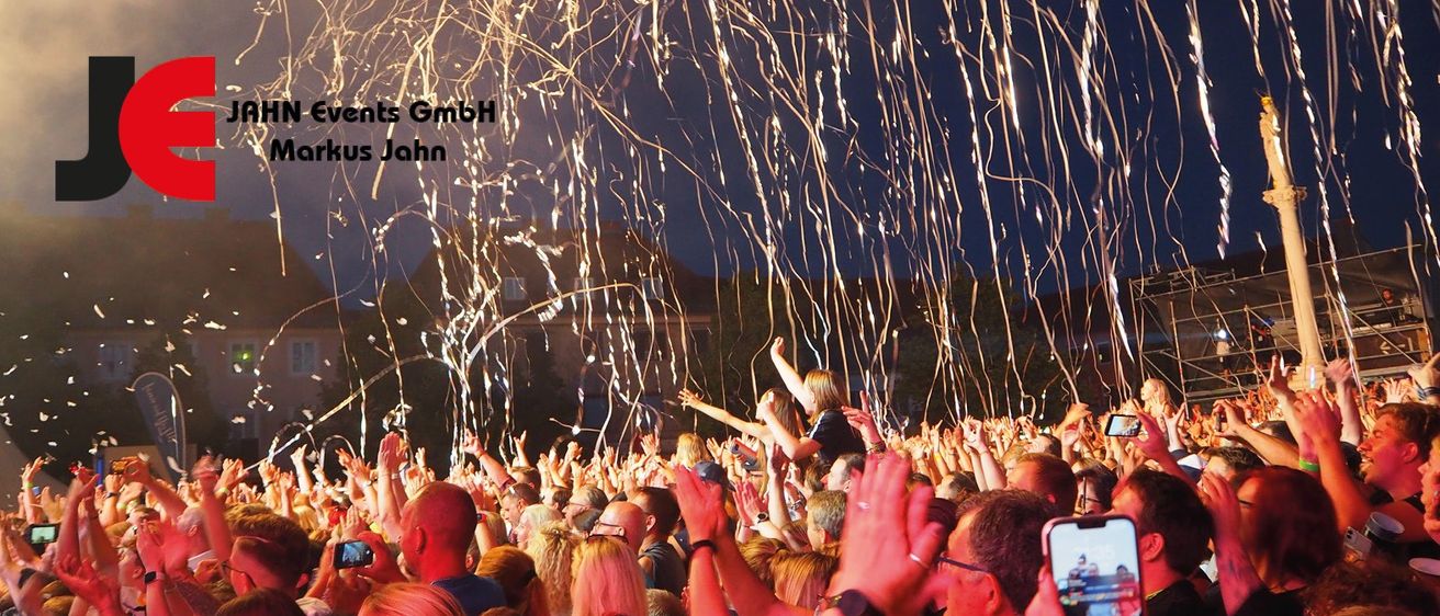 Bild enthält, Urban, Adult, Female, Person, Woman, Concert, Mobile Phone, Tourist, Face, Child