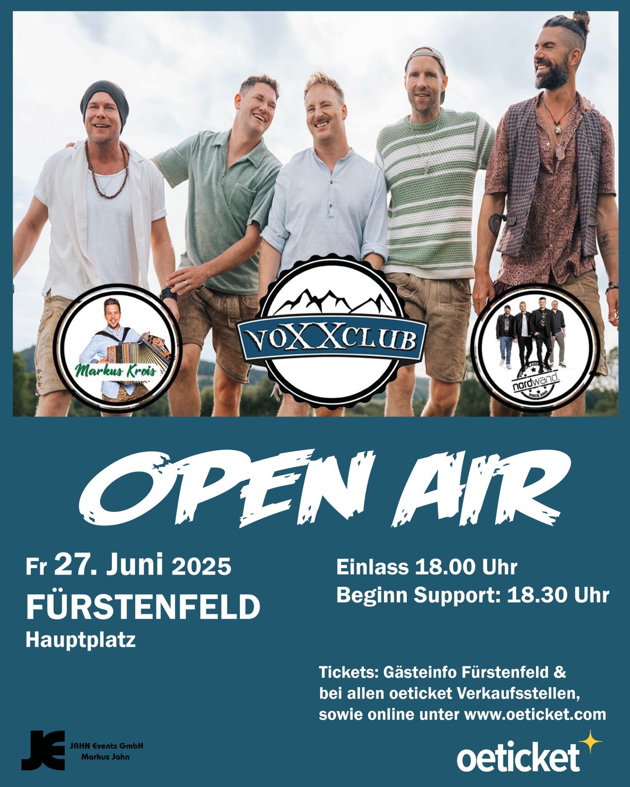 Plakat für Open-Air-Veranstaltung mit fünf Männern, zwei halten Musikinstrumente und zwei Logos in Kreisen. Der Titel lautet 'OPEN AIR' mit Datum, Uhrzeit und Ticketinformationen.