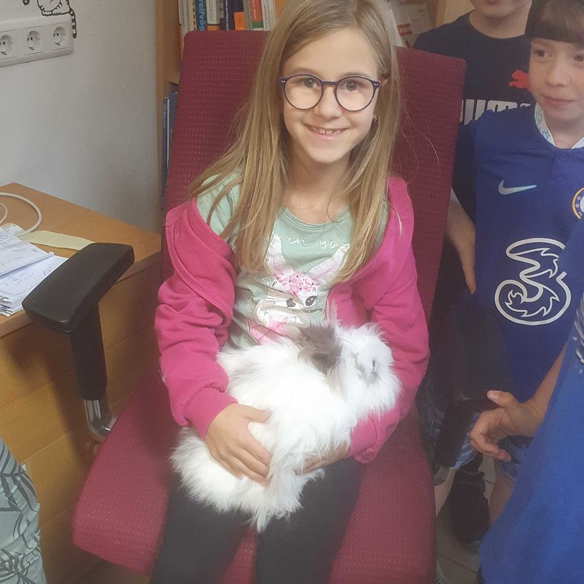 Bild enthält, Person, Photography, Portrait, Glasses, Pants, Furniture, Child, Female, Girl, Chair