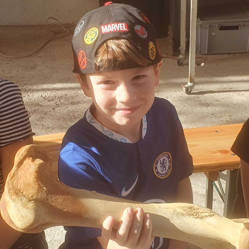 Bild enthält, Cutlery, Spoon, Person, Portrait, T-Shirt, Wood, Baseball Cap, Boy, Child, Male