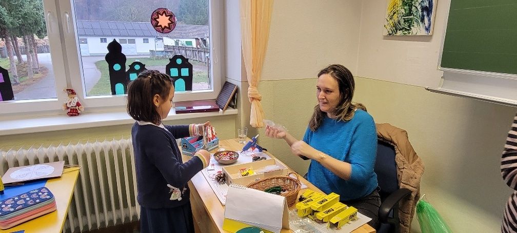 Bild enthält, Child, Female, Girl, Person, Adult, Woman, Cup, Handbag, Desk, Table