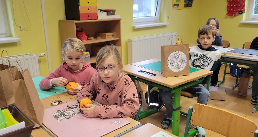 Bild enthält, Handbag, Child, Female, Girl, Person, Boy, Male, Student, School, Face