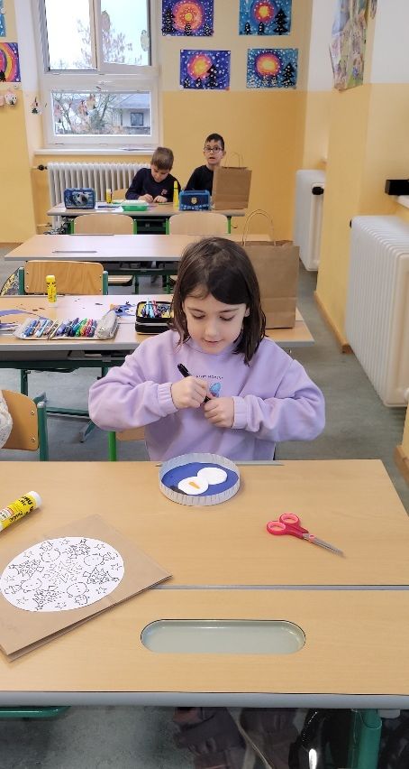 Bild enthält, Table, Desk, Child, Female, Girl, Person, Portrait, Dining Table, Pen, Plywood