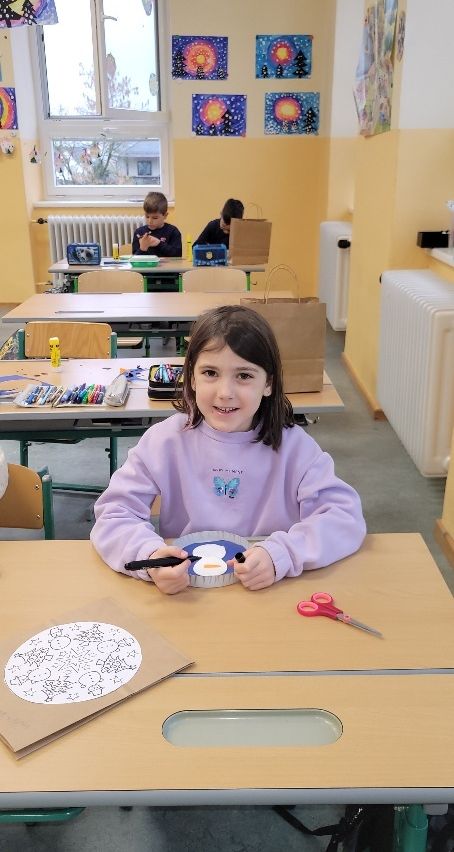 Bild enthält, Table, Dining Table, Dining Room, Person, Photography, Portrait, Desk, Plywood, Wood, Child