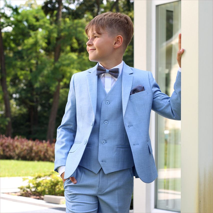 Bild enthält, Clothing, Formal Wear, Suit, Blazer, Coat, Jacket, Tie, Tuxedo, Shirt, Face