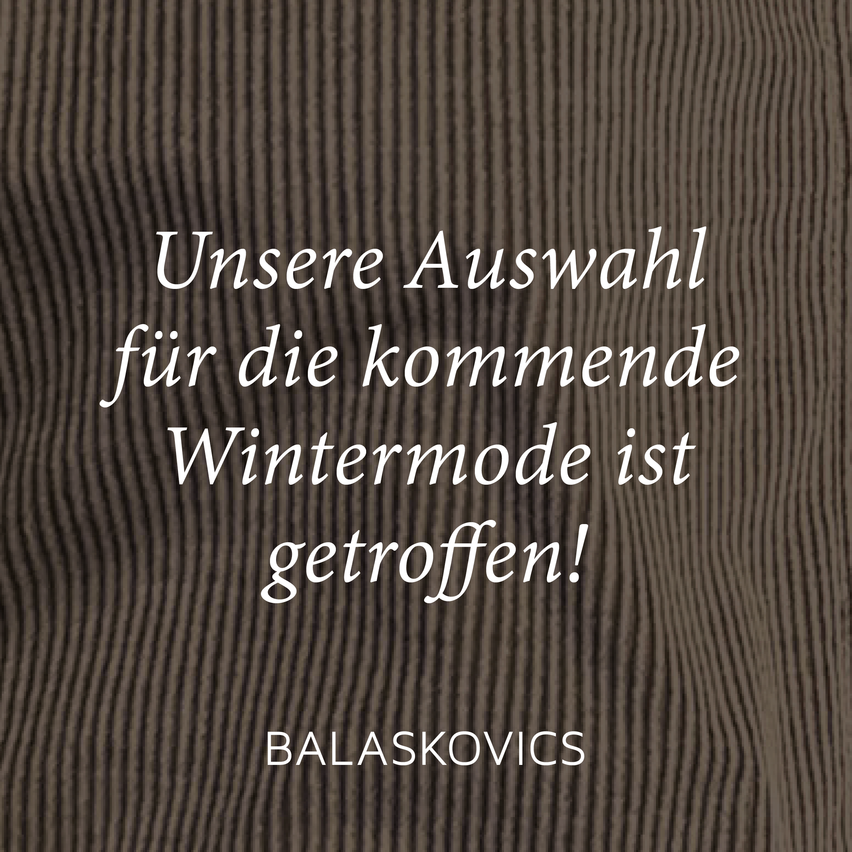 Ein brauner Hintergrund mit Textur zeigt weißen Text: 'Unsere Auswahl fur die kommende Wintermode ist getroffen! BALAŠKOVICS'. Es deutet auf eine Modeankündigung hin.