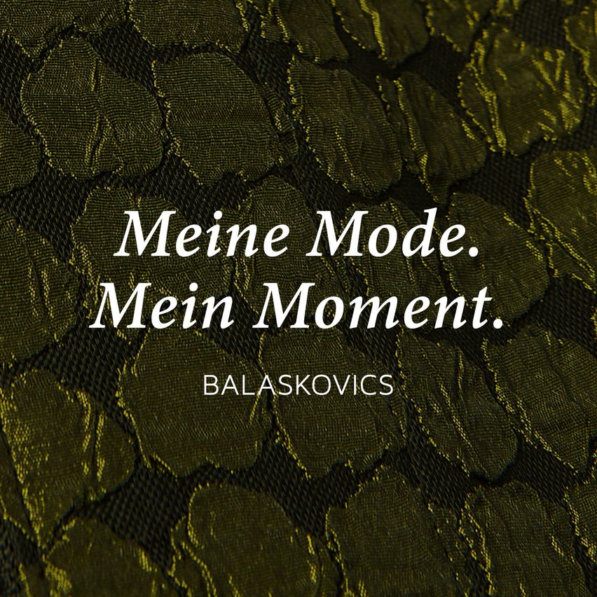 Ein dunkler, strukturierter Hintergrund mit einem Muster überlappender Formen. Weißer Text lautet 'Meine Mode. Mein Moment.' Darunter steht in kleinerem Text 'BALASKOVICS' geschrieben.