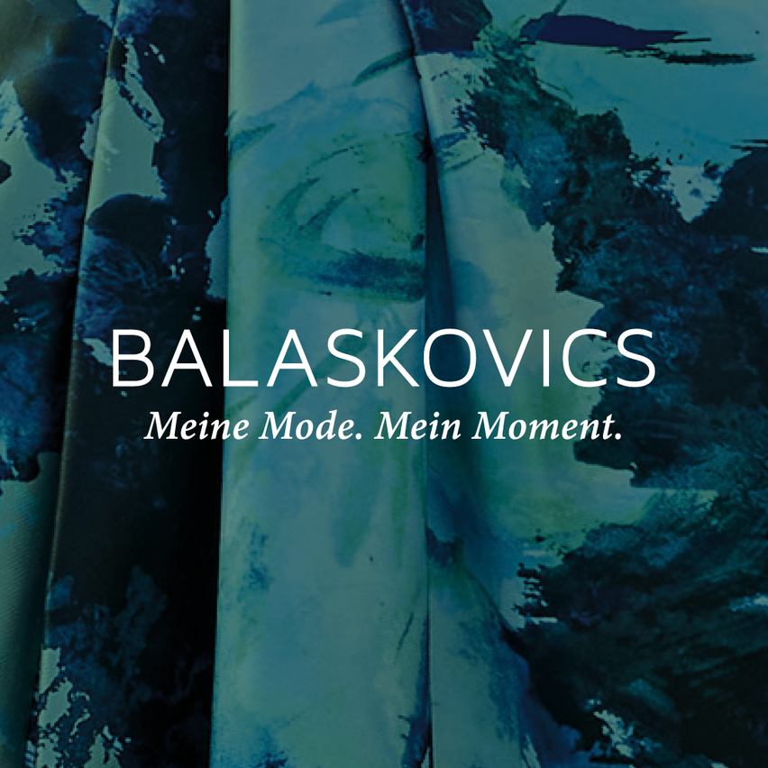 Das Bild zeigt den Text 'BALASKOVICS Meine Mode. Mein Moment.' auf einem blau-grünen abstrakten Hintergrund. Der Text ist weiß, und das Design ist künstlerisch.