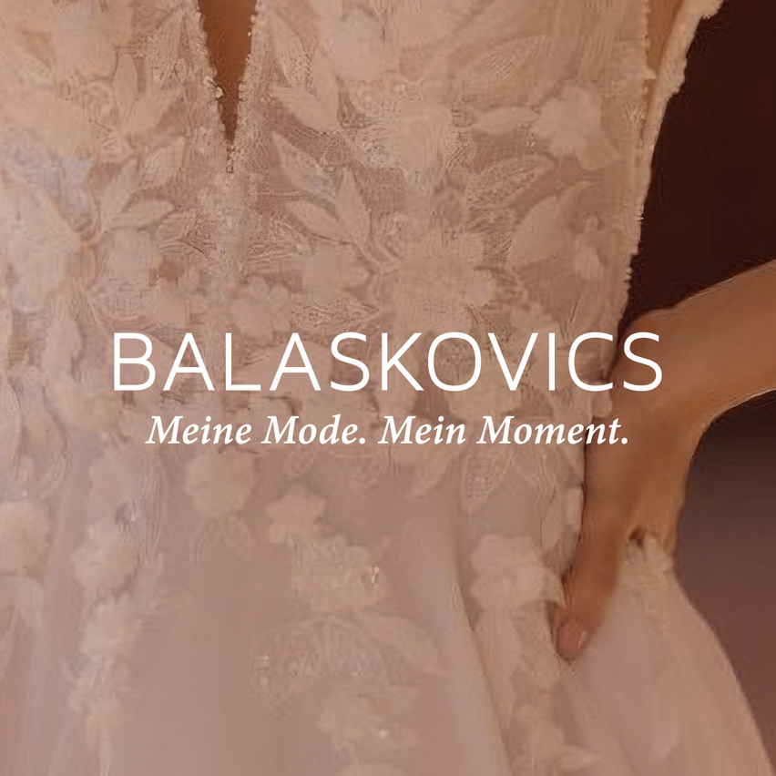 Ein Nahaufnahme eines Hochzeitskleides mit aufwendigen Spitzendetails, das den Markennamen 'BALASCOVICS' und den Slogan 'Meine Mode. Mein Moment.' in fetter Schrift zeigt.