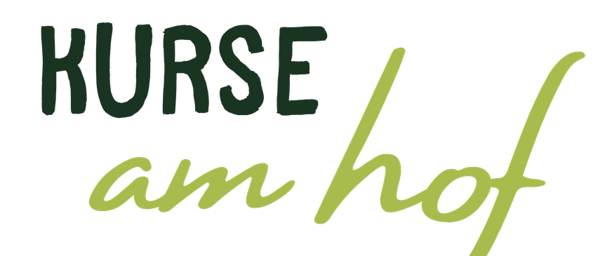 Ein schwarzer Hintergrund mit weißem Text, der 'Kurse am hof' lautet. Das Wort 'Kurse' ist grün, 'am hof' ist gelb.