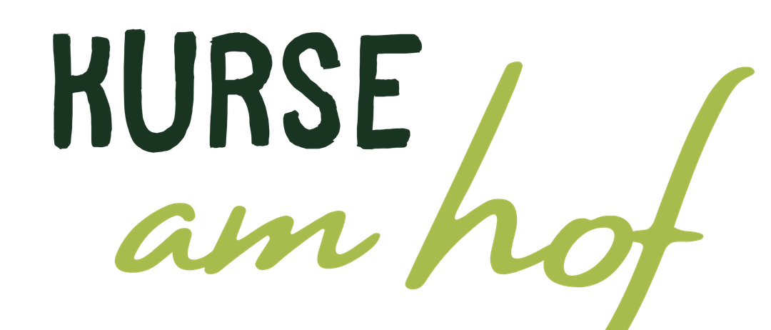 Ein schwarzer Hintergrund mit weißem Text, der 'Kurse am hof' lautet. Das Wort 'Kurse' ist grün, 'am hof' ist gelb.