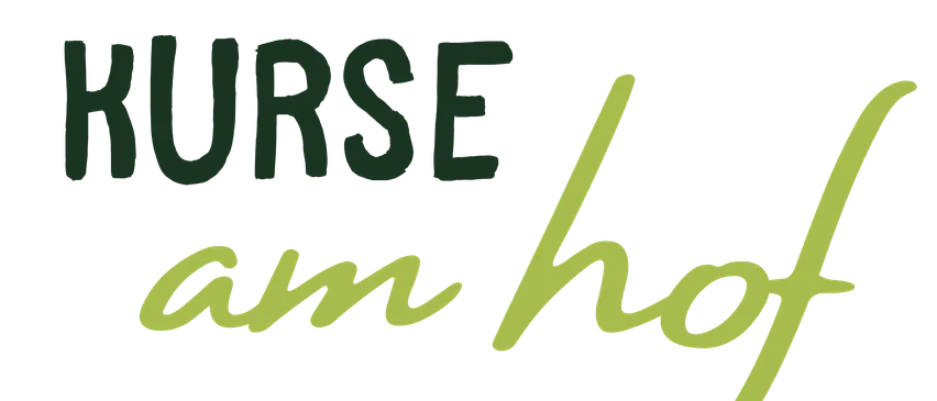Schwarzer Hintergrund mit grünem Text, der 'Kurse am hof' in kursiver Schrift liest. 'Kurse' ist in Großbuchstaben. Der Text 'am hof' ist geneigt.
