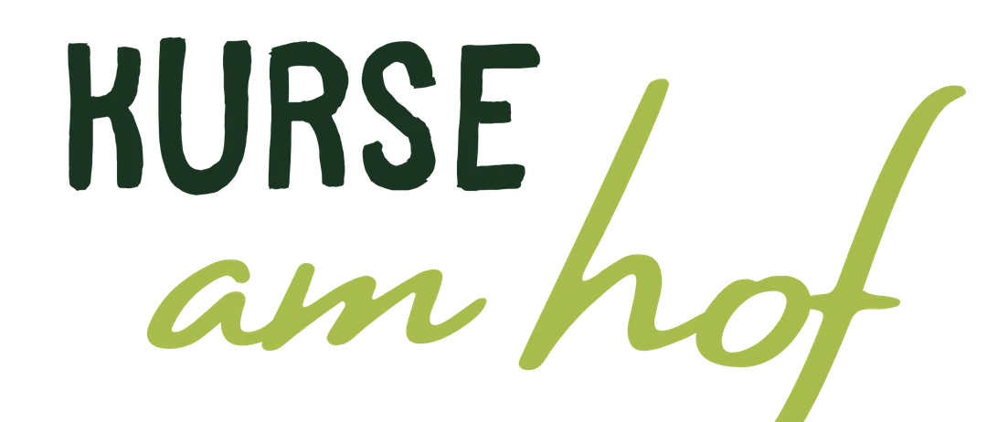 Schwarzer Hintergrund mit grünem Text, der 'Kurse am hof' in kursiver Schrift liest. 'Kurse' ist in Großbuchstaben. Der Text 'am hof' ist geneigt.