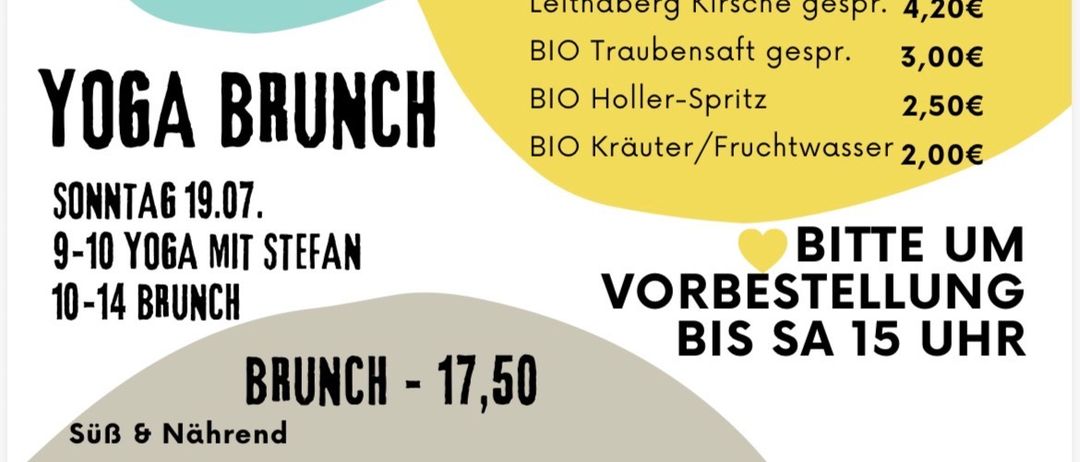 Ein Werbeplakat für ein Yoga-Brunch-Event am Sonntag, 19. Juli, mit verschiedenen Bio-Getränken und Speisen. Die Veranstaltung umfasst Yoga von 9-10 Uhr und Brunch von 10-14 Uhr. Das Menü beinhaltet Haferflocken-Porridge, Mandel- und Haferjoghurt, Pfannkuchen und mehr. Ein QR-Code ist für Reservierungen verfügbar.