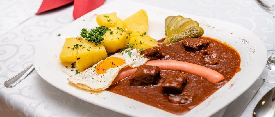 Bild enthält, Food, Food Presentation, Plate, Cutlery, Spoon, Brunch, Meat, Mutton, Egg, Fried Egg