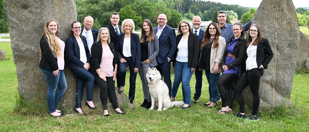Bild enthält, People, Person, Grass, Groupshot, Pants, Jeans, Blazer, Coat, Adult, Woman