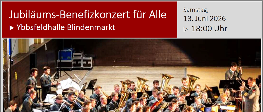 Ein Militärorchester spielt auf der Bühne, mit Musikern, die Trompeten, Posaunen und andere Instrumente spielen. Das Publikum sitzt in Stühlen vor der Bühne, und ein Wasserzeichen befindet sich in der unteren linken Ecke.