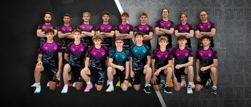 Eine Gruppe junger Männer in Sportuniformen posiert für ein Teamfoto. Sie tragen verschiedene farbige Trikots und stehen in einer Reihe. Einige von ihnen lächeln.
