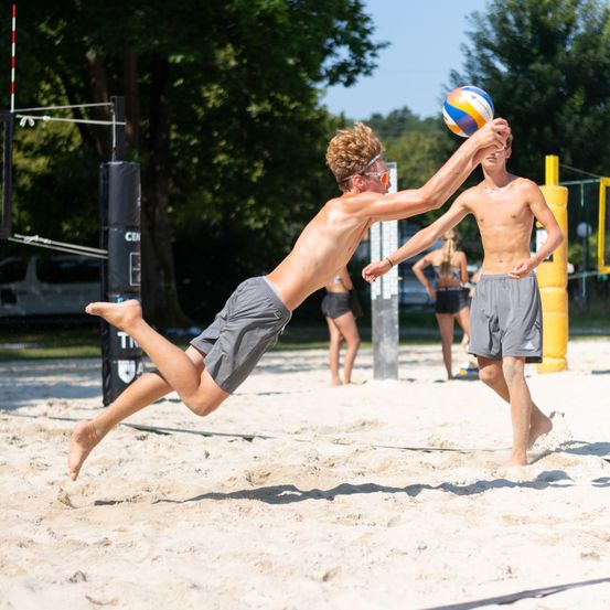 Bild enthält, People, Person, Clothing, Shorts, Volleyball, Volleyball (Ball), Sphere, Playing Volleyball, Accessories, Glasses