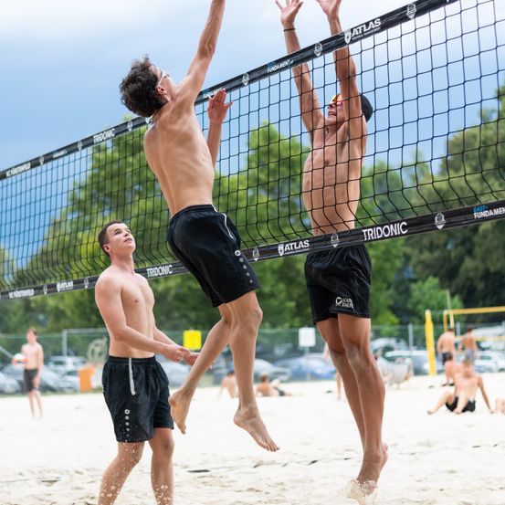 Bild enthält, People, Person, Clothing, Shorts, Playing Volleyball, Sport, Volleyball, Ball, Volleyball (Ball)
