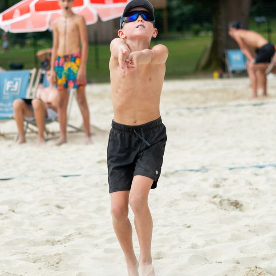 Bild enthält, Shorts, Back, Person, Summer, Swimwear, Boy, Child, Male, Glasses, Tattoo