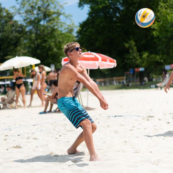 Bild enthält, Shorts, Sphere, Back, Person, Volleyball (Ball), Glasses, People, Summer, Shoe, Chair