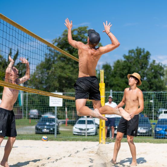 Bild enthält, Shorts, People, Person, Volleyball (Ball), Car, Back, Playing Volleyball, Adult, Male, Man