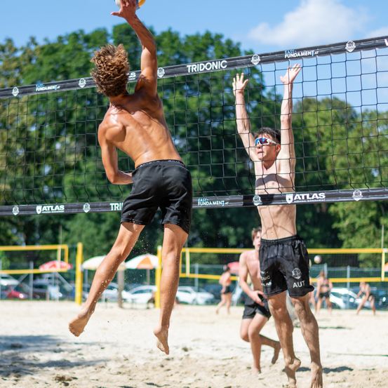 Bild enthält, People, Person, Shorts, Volleyball (Ball), Boy, Child, Male, Playing Volleyball, Glasses, Car