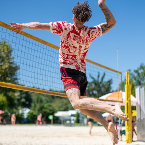 Bild enthält, Clothing, Shorts, Person, Sphere, People, Jumping