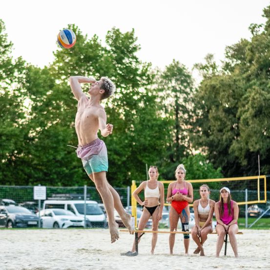 Bild enthält, People, Person, Shorts, Summer, Sphere, Volleyball (Ball), Adult, Female, Woman, Swimwear