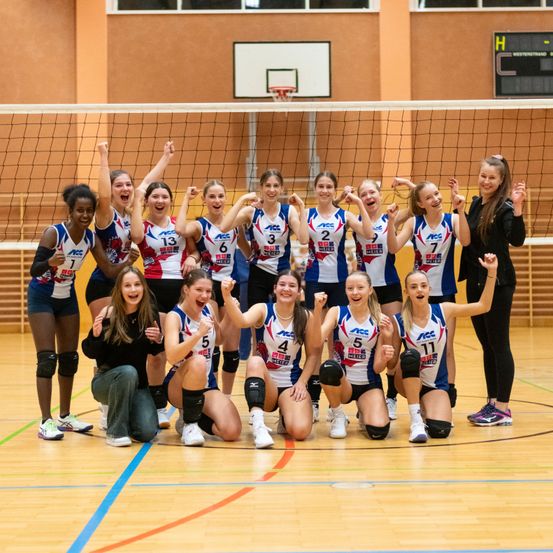 Bild enthält, People, Person, Floor, Flooring, Team, Shorts, Adult, Female, Woman, Shoe