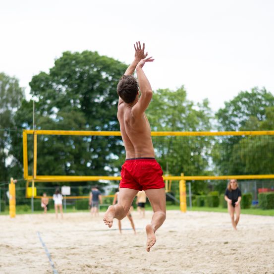 Bild enthält, Sphere, People, Person, Clothing, Shorts, Playing Volleyball, Sport, Volleyball
